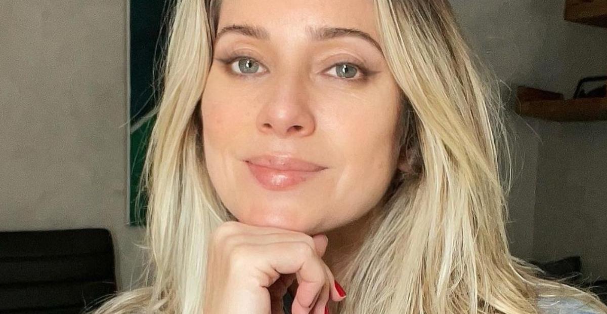 No Chile, Leticia Spiller toma segunda dose da vacina contra covid-19 e comemora com os fãs