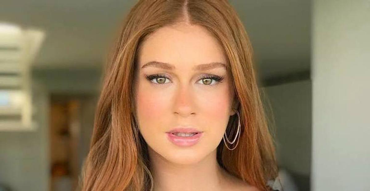 Marina Ruy Barbosa faz selfie de maiô e corpo escultural rouba a cena