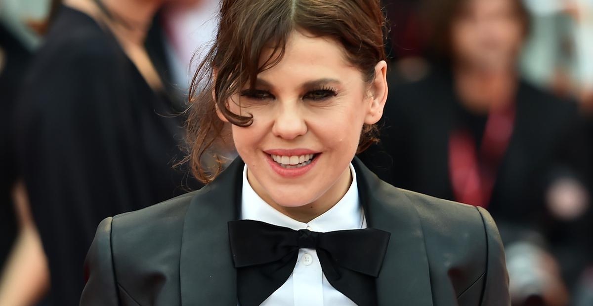 Bárbara Paz ousa com visual gótico em première no Festival de Cinema de Veneza