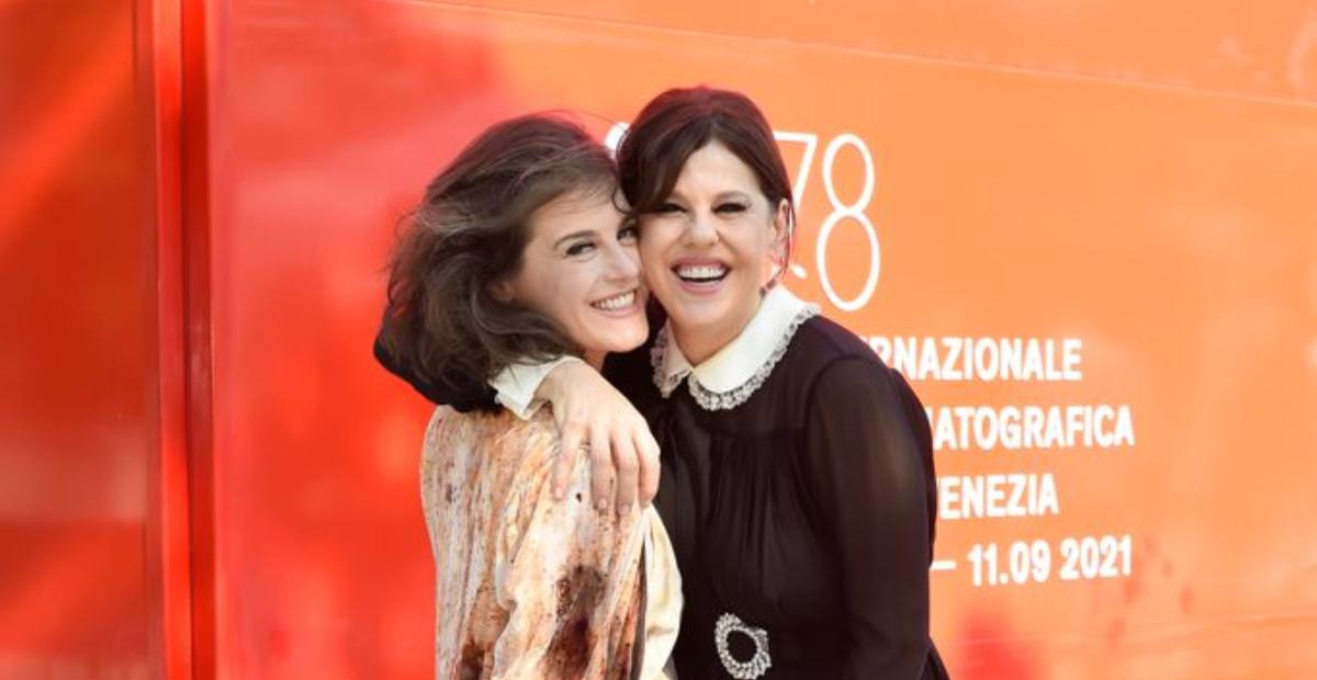 Bárbara Paz e Alessandra Maestrini esbanjam estilo no red carpet do Festival de Cinema de Veneza