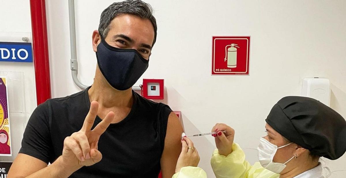 Cesar Tralli recebe segunda dose da vacina contra a covid-19: ”Alívio”