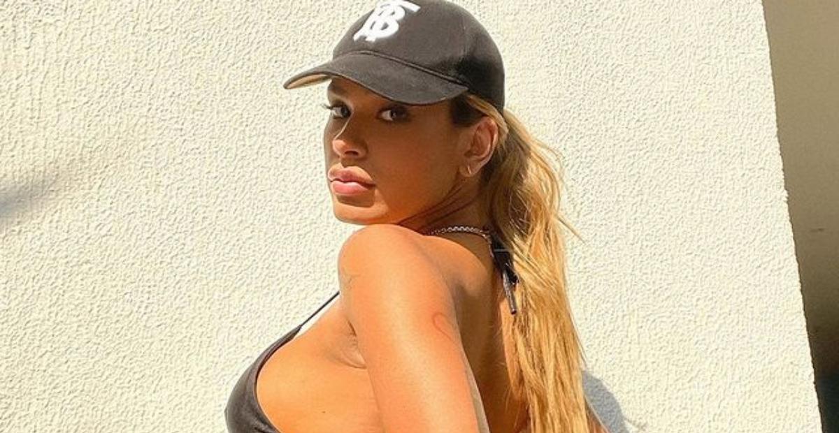 Em cliques de biquíni, Pocah empina o bumbum e arranca elogios dos fãs