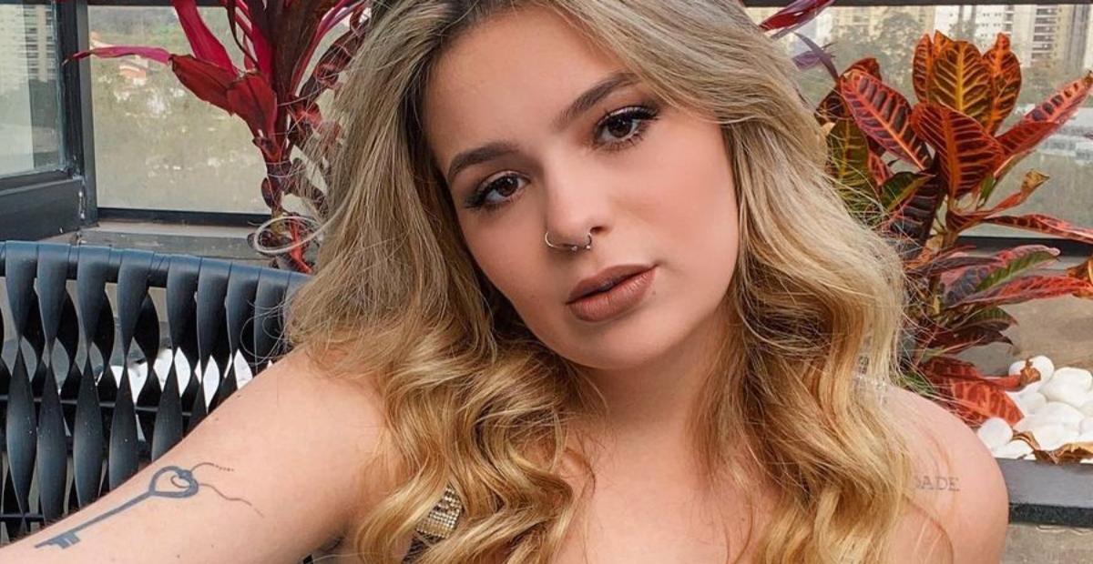 Viih Tube esbanja barriga chapada em ensaio fotográfico de biquíni e web reage: ”Mulher linda!”