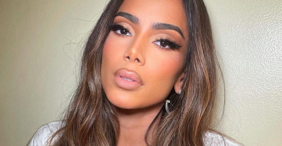 Anitta ostenta elegância em look para tapete vermelho de edição histórica do VMA 2021
