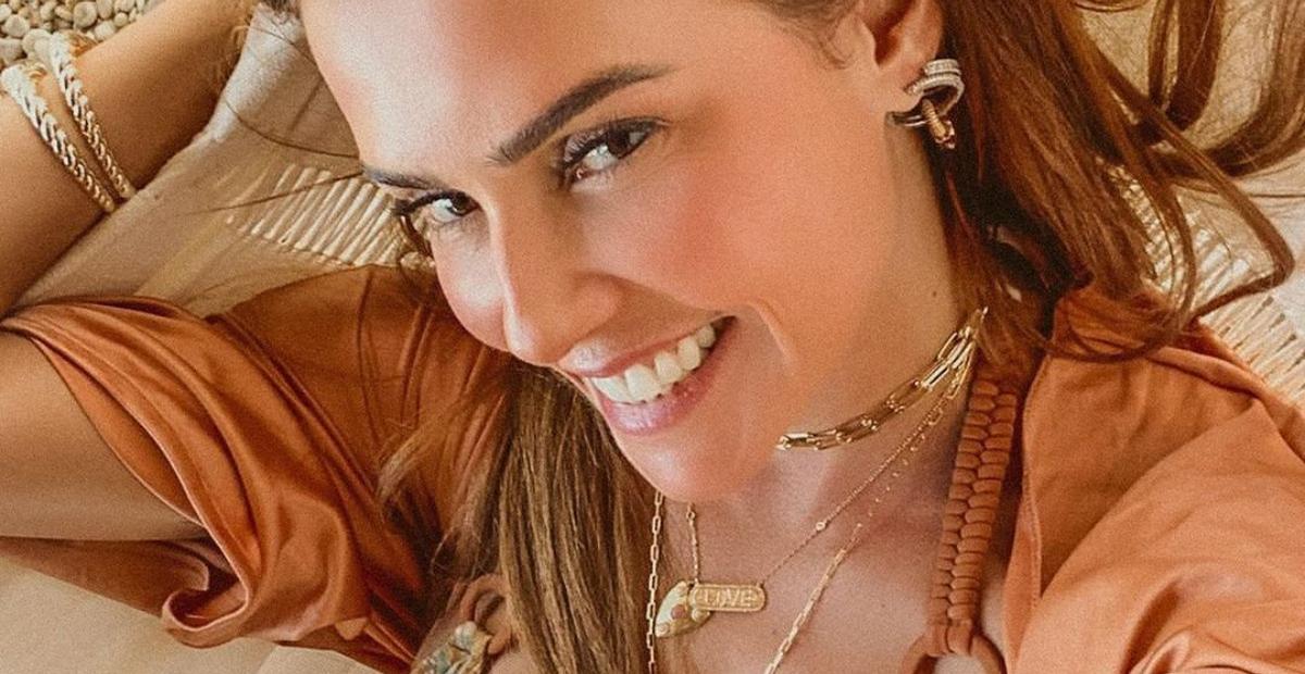 De shortinho, Deborah Secco dá aula de rebolado em vídeo dançando funk e chama atenção da web