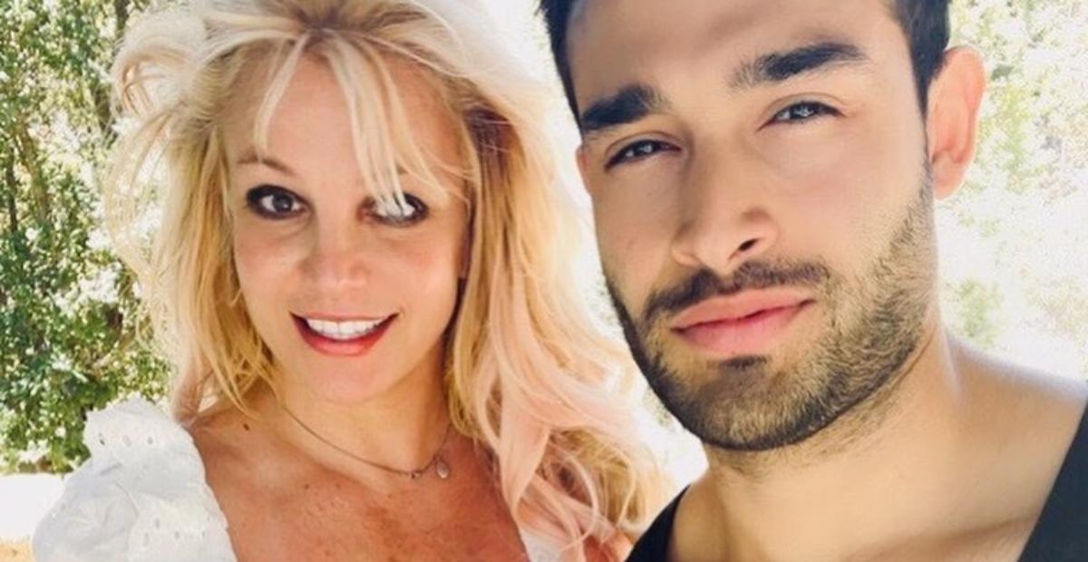 Exibindo a aliança, Britney Spears anuncia noivado com Sam Asghari: ”Eu não posso acreditar!”