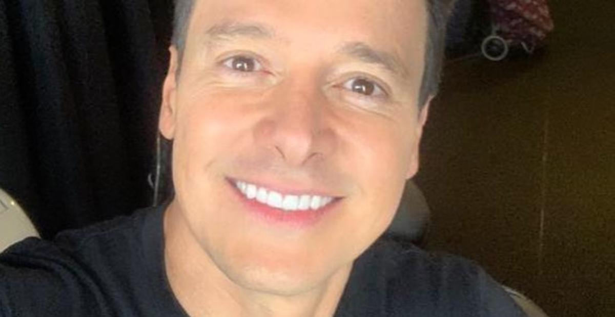 Só de sunga vermelha, Rodrigo Faro ostenta abdômen trincado e web reage: ”Que muso”