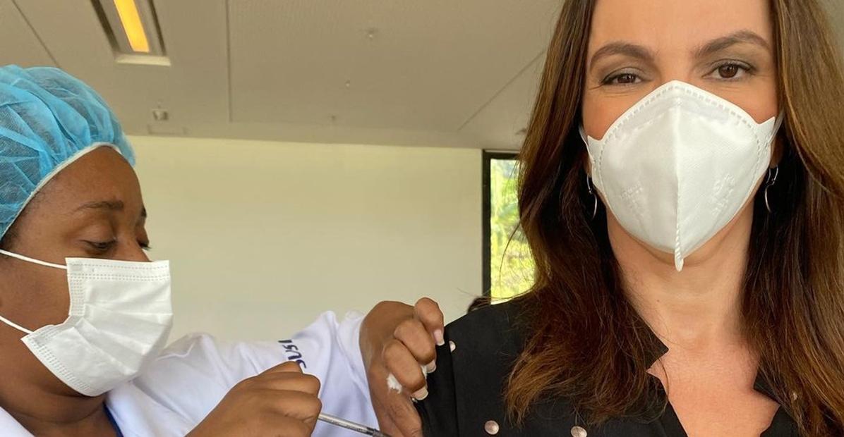 Ana Paula Araujo recebe segunda dose da vacina da covid-19: ”E vamos continuar nos cuidando”