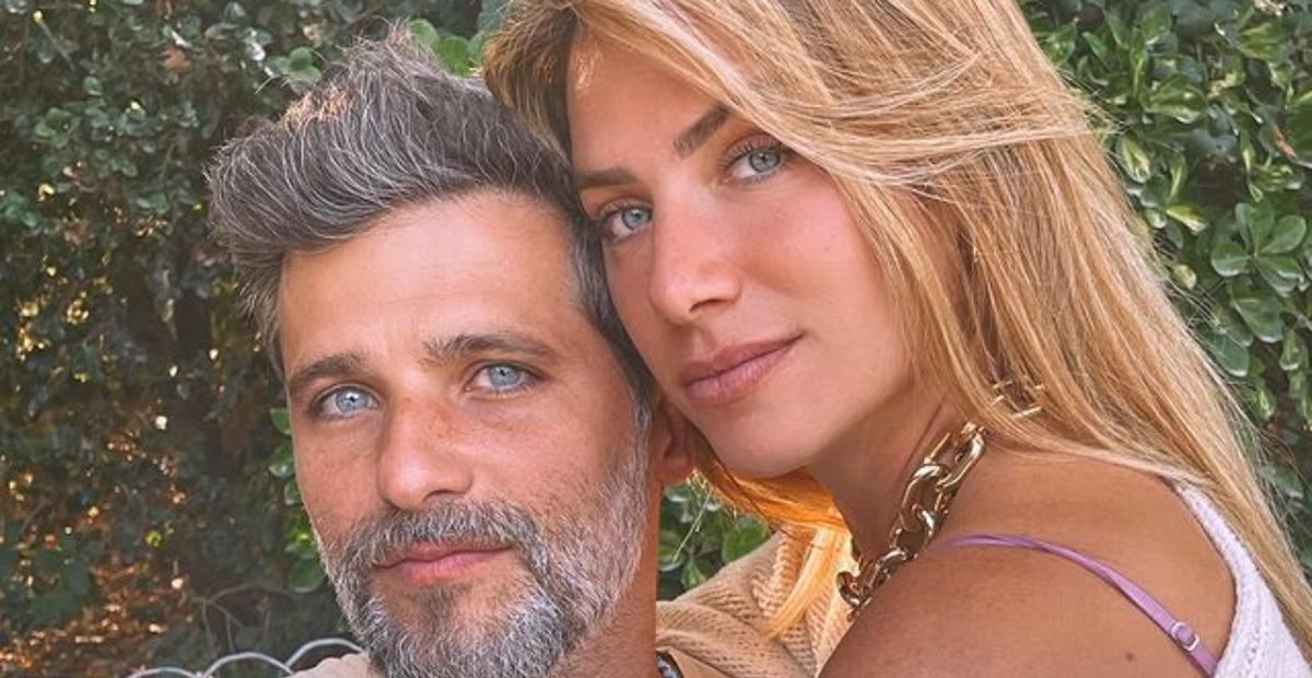 Giovanna Ewbank e Bruno Gagliasso surgem aos pés da Torre Eiffel em cliques românticos