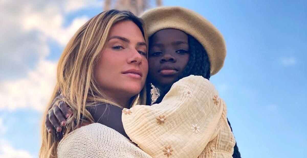 Com a filha, Giovanna Ewbank esbanja estilo na Torre Eiffel