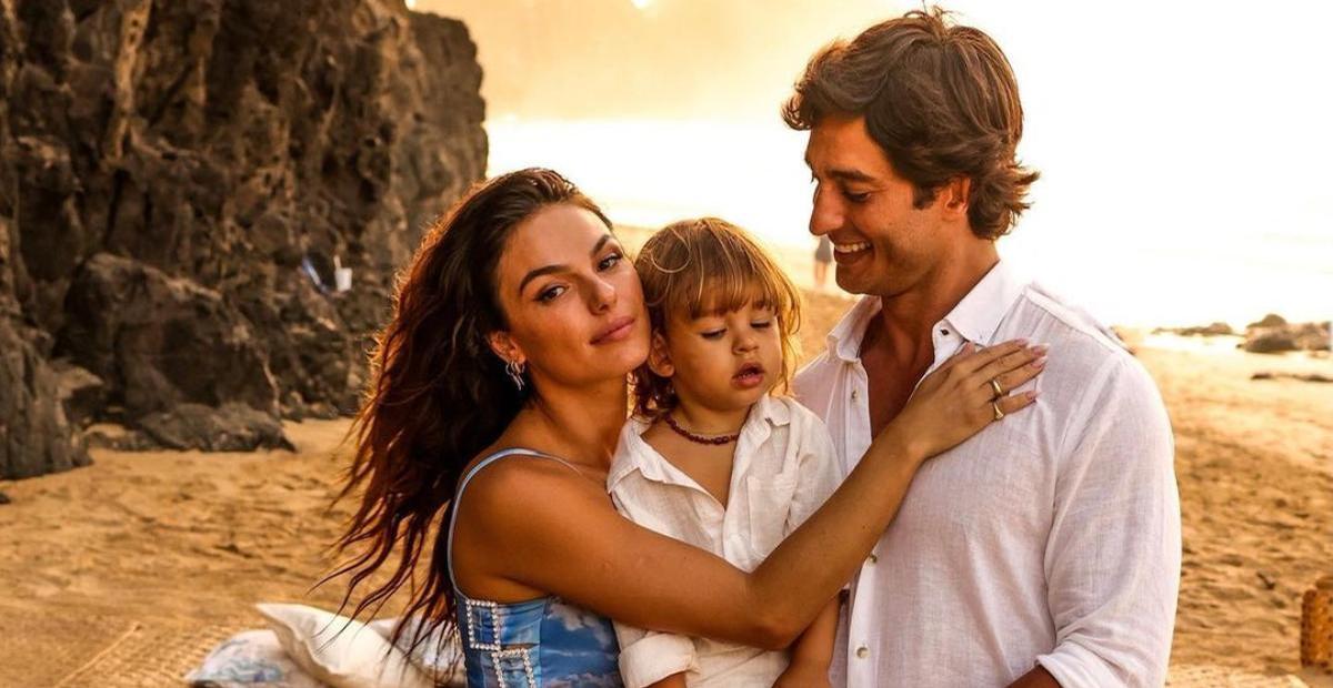 Isis Valverde curte final de semana com o marido, André Resende, e o filho no Parque Lage, no Rio