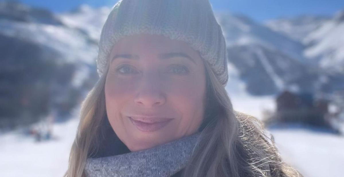 Letícia Spiller surge sorridente durante passeio na neve e fãs elogiam: ”É uma lindeza!”