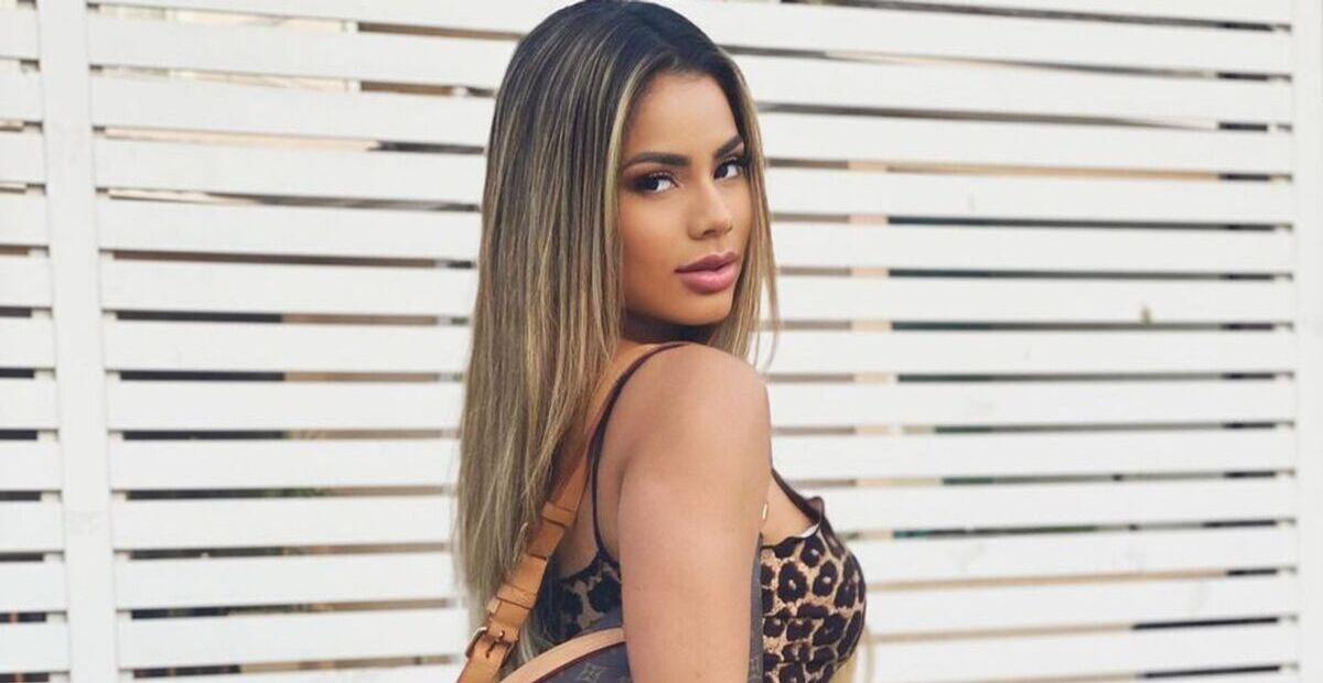 Com bolsa de quase R$ 10 mil, Lexa exibe bumbum empinado em vestido de onça