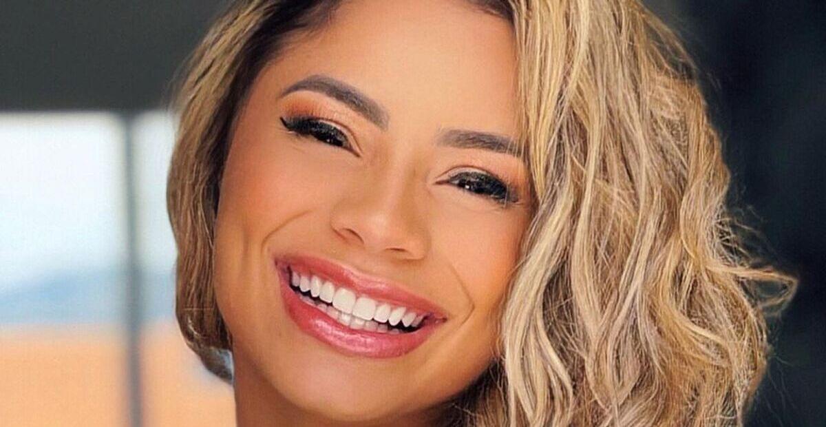 Lexa só de surge de blazer aberto e corpaço bronzeado rouba a cena