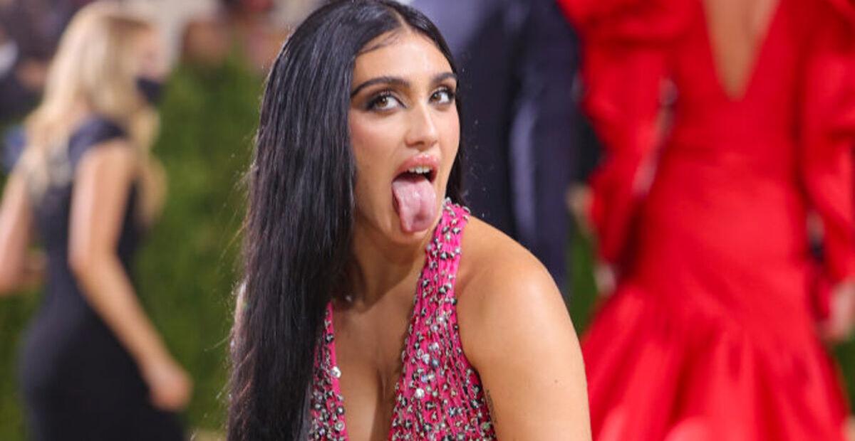 Filha de Madonna choca ao mostrar axilas sem depilar em sua estreia no MET Gala 2021