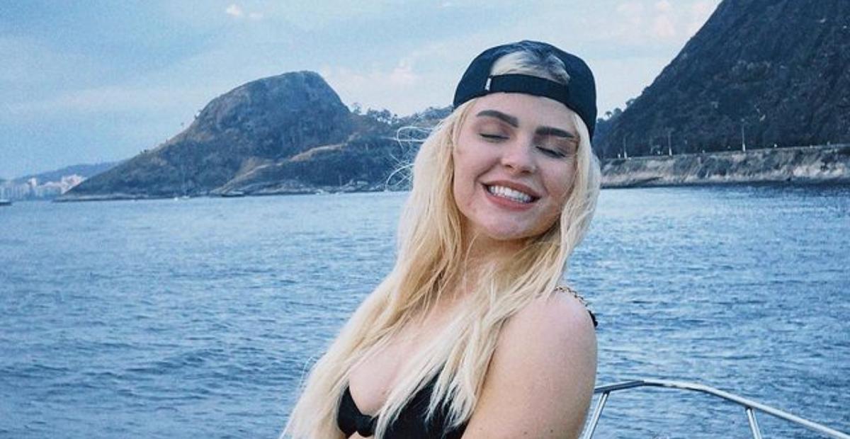 Luisa Sonza curte passeio de barco ao lado de amigos no Rio de Janeiro