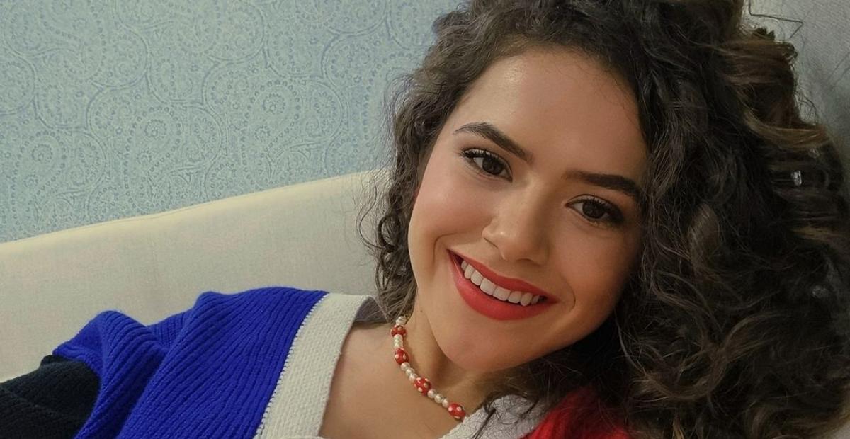 Debaixo de chuva, Maisa Silva curte passeio na Bélgica com look arrasador