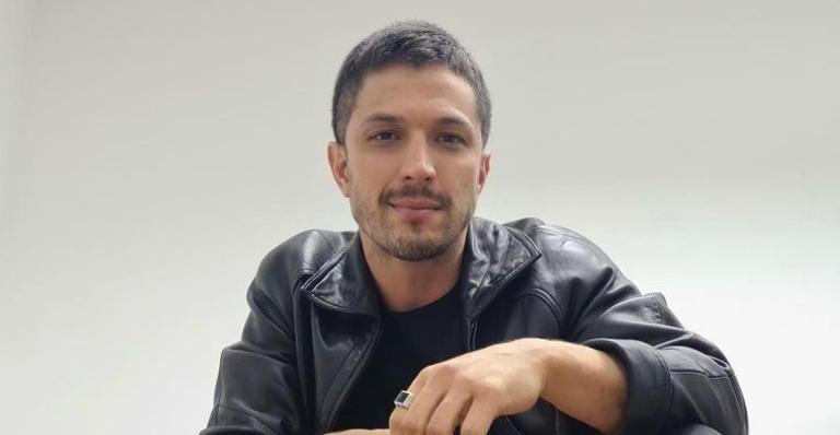 Nos bastidores, Rômulo Estrela aparece com elenco principal de ‘Verdades Secretas 2’: ”Domingou”