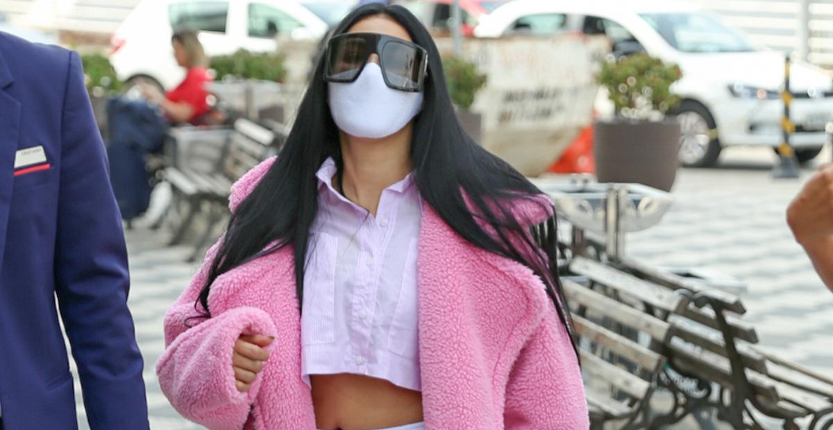 Com mais de R$ 34 mil em bolsas, Simaria é flagrada com look casual cheio de atitude