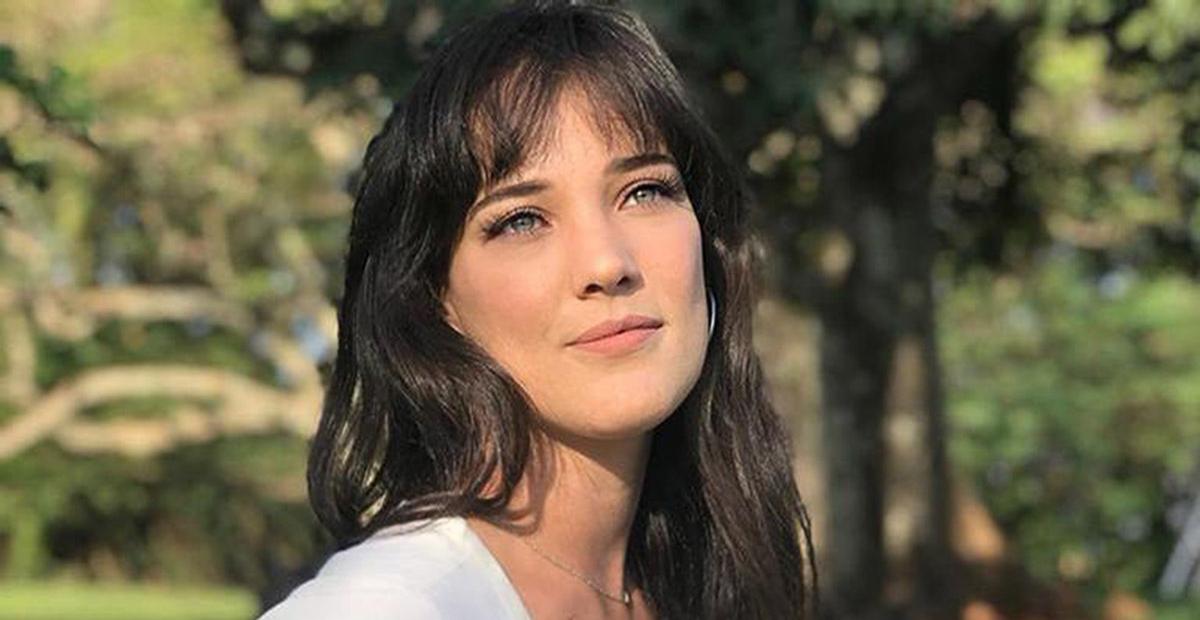 Adriana Birolli é clicada de biquíni na piscina e curvas chamam atenção