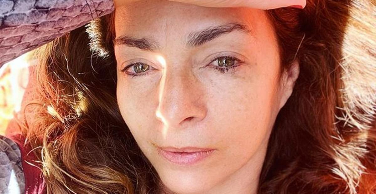 De biquíni, Claudia Ohana curte banho de sol e coleciona elogios: ”Maravilhosa como sempre”