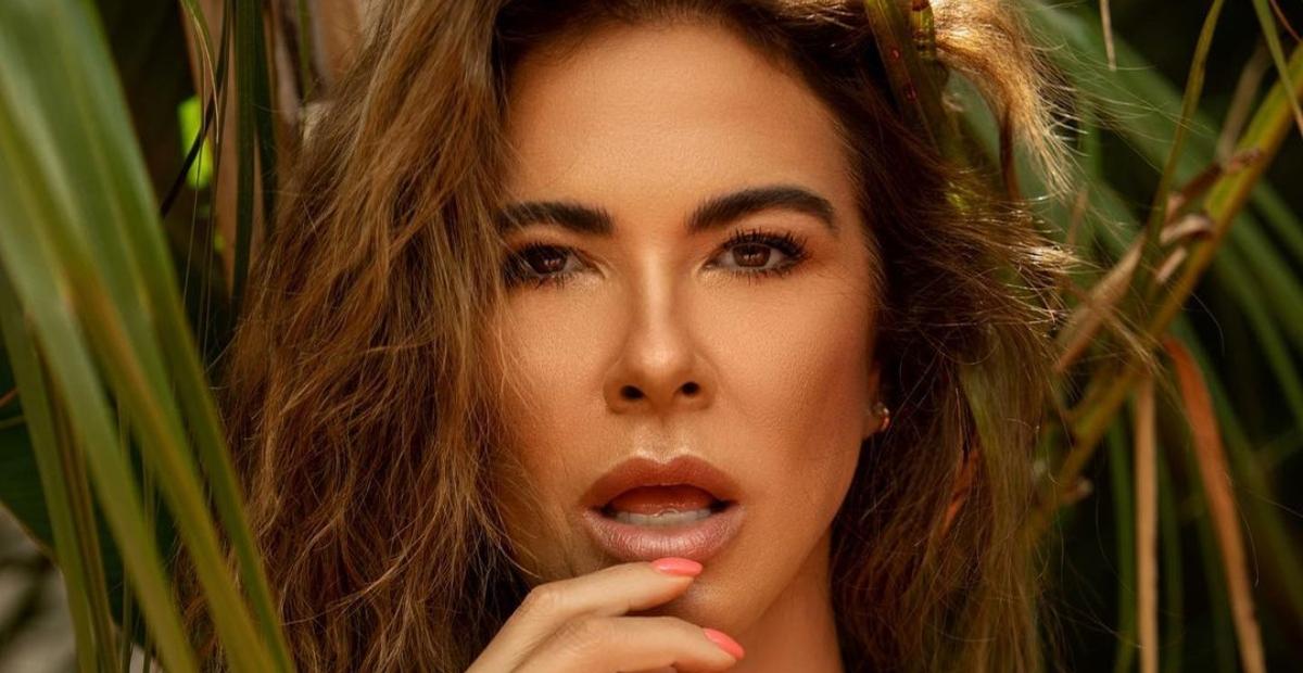 Só de calcinha, Luciana Gimenez posa com casaco aberto e eleva a temperatura: ”Que espetáculo!”