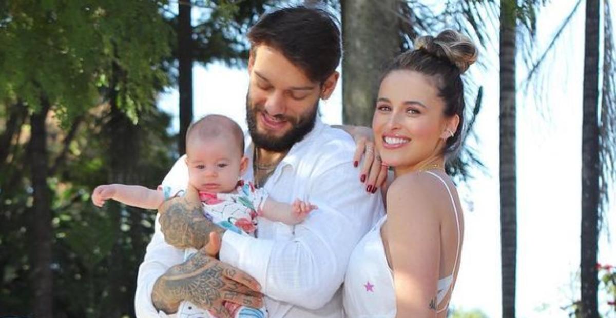 Luca, filho de Lucas Lucco e Lorena Carvalho, surge sorrindo em clique e encanta: ”Que fofura”