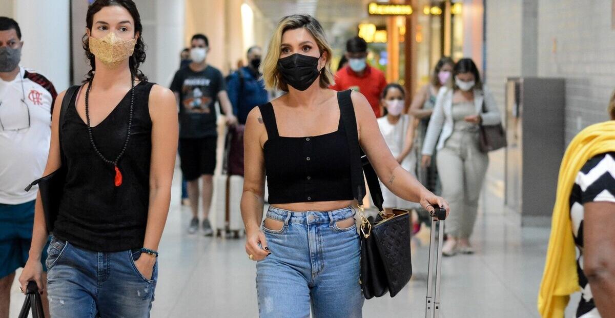 Com bolsa de quase R$ 20 mil, Flávia Alessandra exibe boa forma em look estiloso