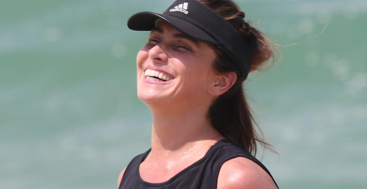 De top e micro short, Giovanna Antonelli treina em praia do Rio e rouba a cena com corpão sarado