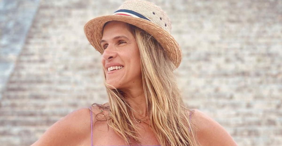 Ingrid Guimarães pratica yoga com uma companhia especial: ”Ganhando uma patinha”