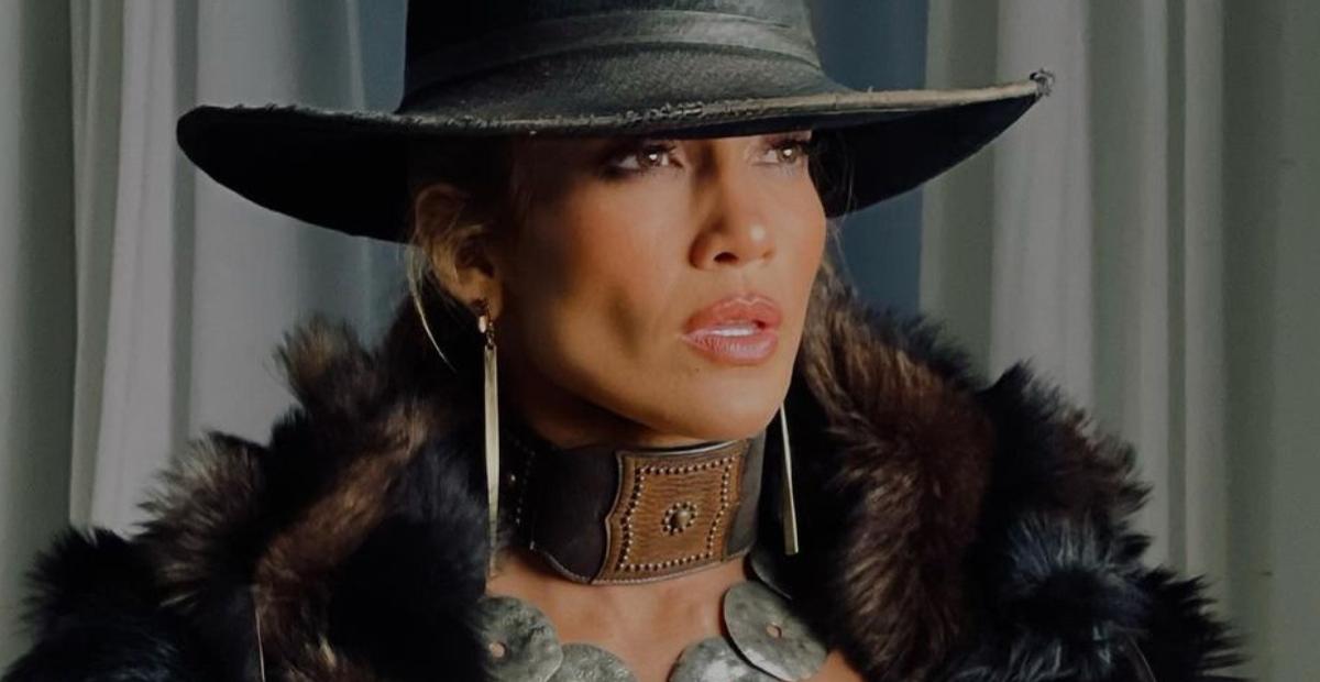 Jennifer Lopez aposta em vestido com fenda arrasadora e decote quase até o umbigo no Met Gala 2021