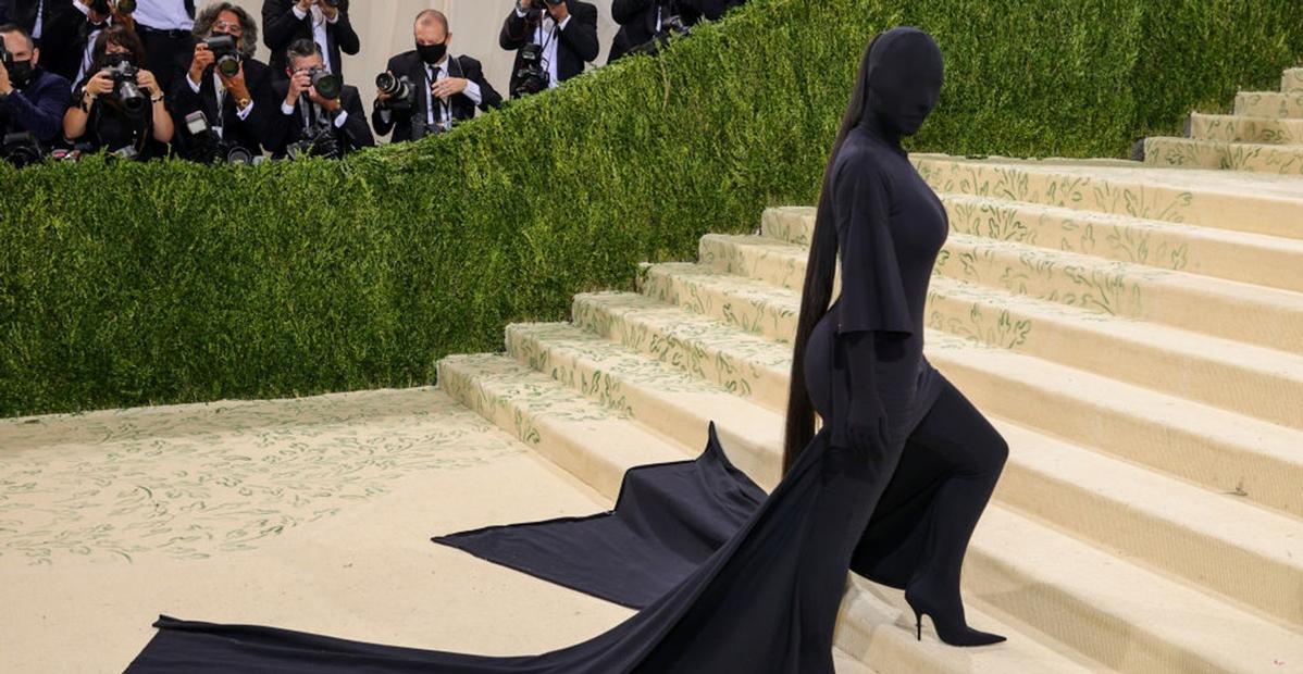 Com rosto e corpo cobertos, Kim Kardashian chama atenção no Met Gala 2021