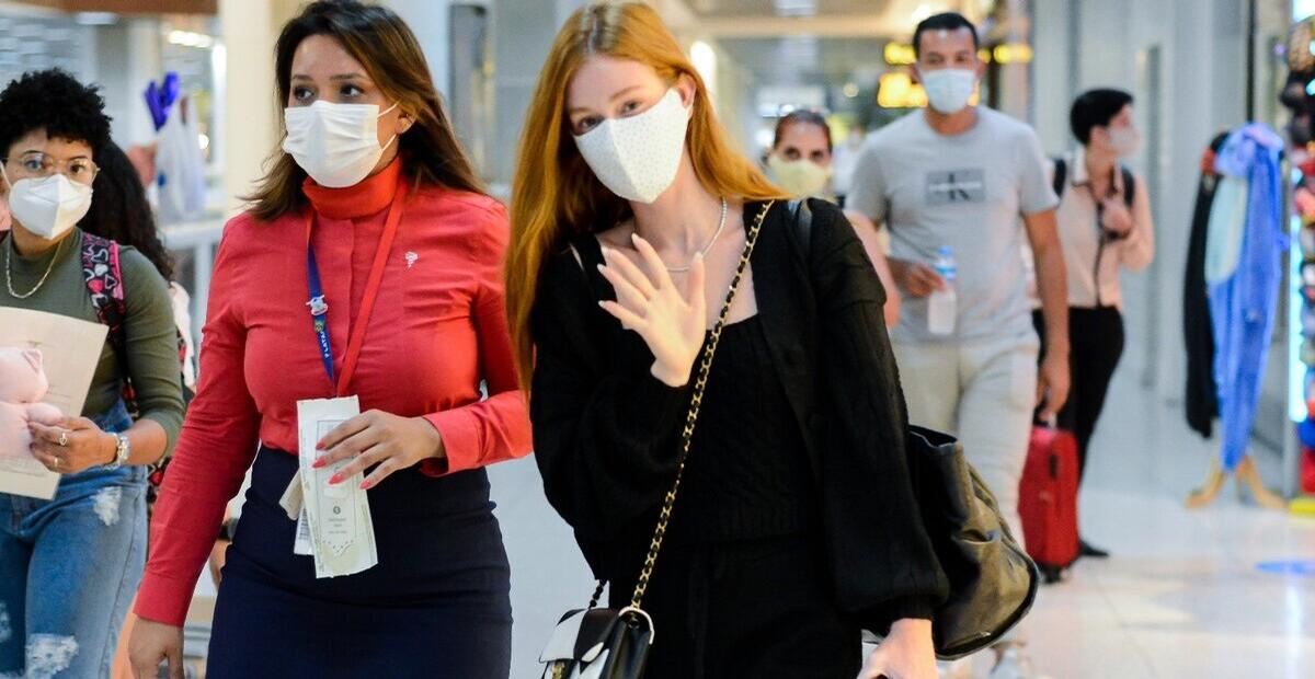 Marina Ruy Barbosa arremata look básico com bolsa de R$ 45 mil e impressiona