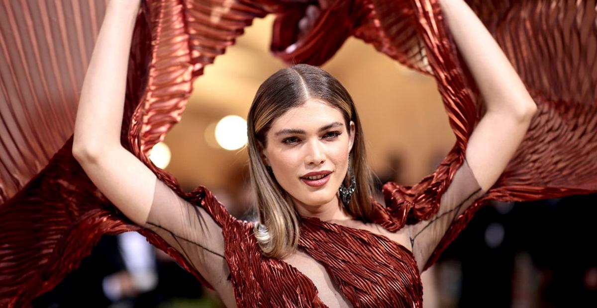 Modelo trans brasileira faz estreia no Met Gala 2021 com vestido fora do comum