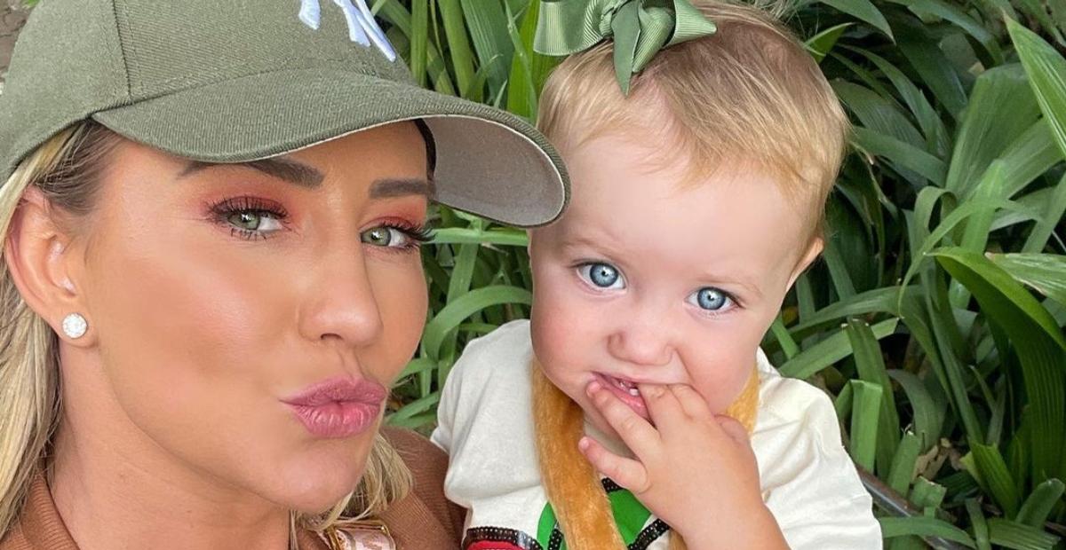 Ana Paula Siebert se derrete ao mostrar Vicky abraçando seu cachorrinho: ”Amor puro e sincero”
