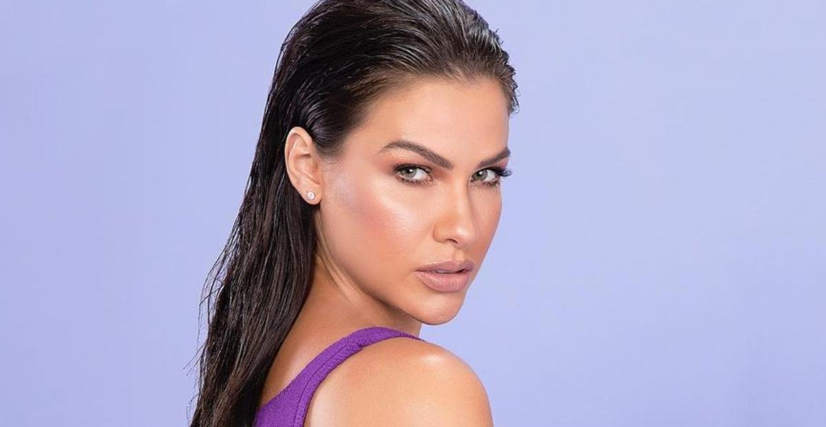 Andressa Suita escolhe look monocromático e grifado de mais de R$33 mil para encarar viagem