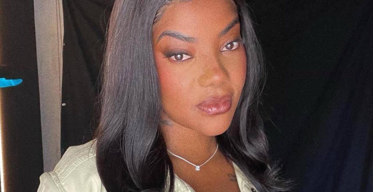 De top branco, Ludmilla exibe barriga chapada e leva web à loucura: ”Gata demais”