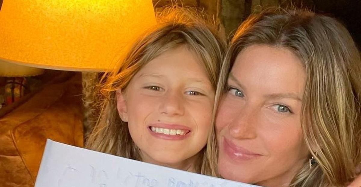 Gisele Bündchen e a filha surgem saudando o sol durante passeio de stand board surfe