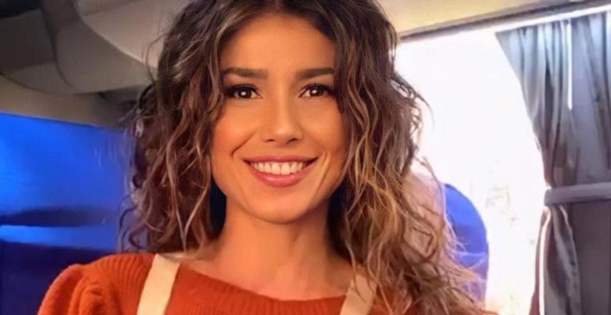 Deslumbrante, Paula Fernandes aposta em longo vermelho e brilha no ‘The Masked Singer’