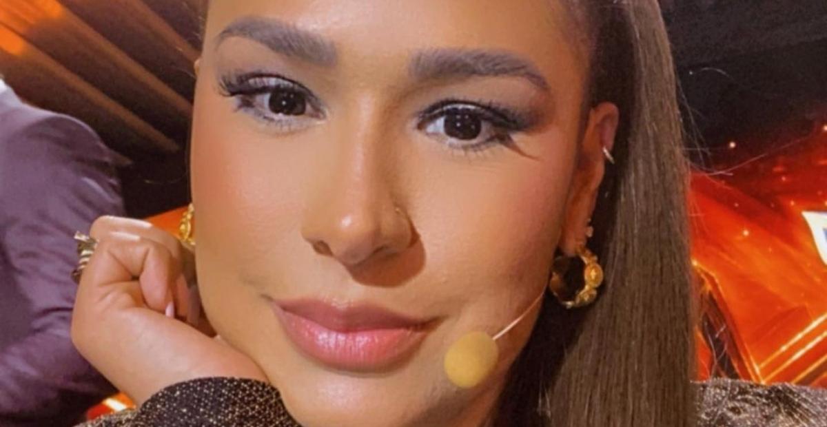 Simone aposta em vestido belíssimo com decote até o umbigo para o The Masked Singer: ”Surreal”