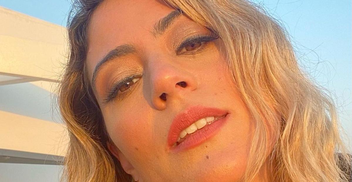 Carol Castro relembra antigo visual com cabelo colorido: ”Amo mudar”