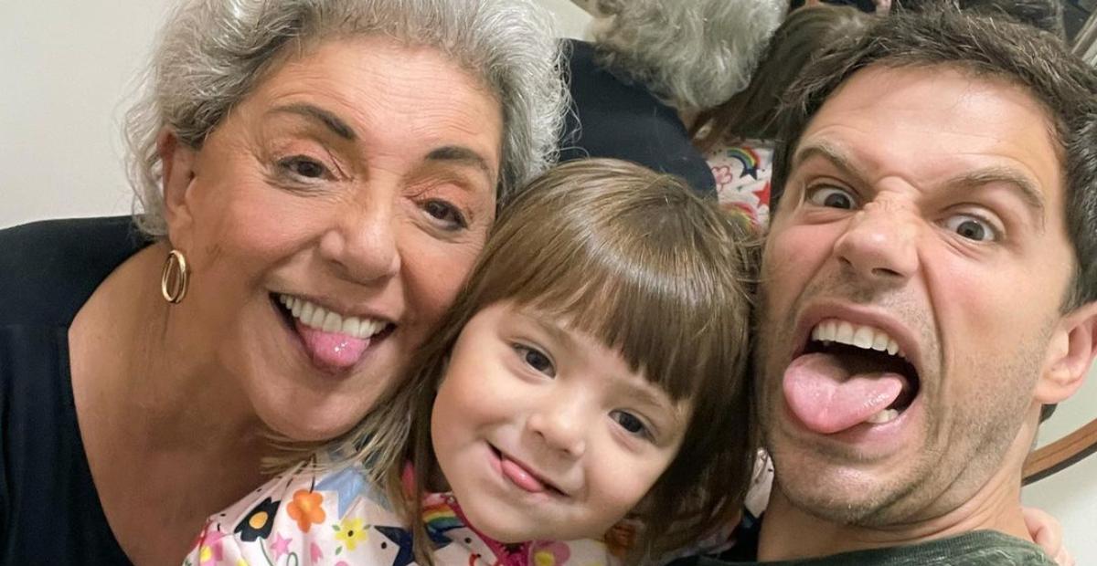 Duda Nagle publica sequência de cliques fazendo caras e bocas com Zoe e Leda: ”Minhas meninas”
