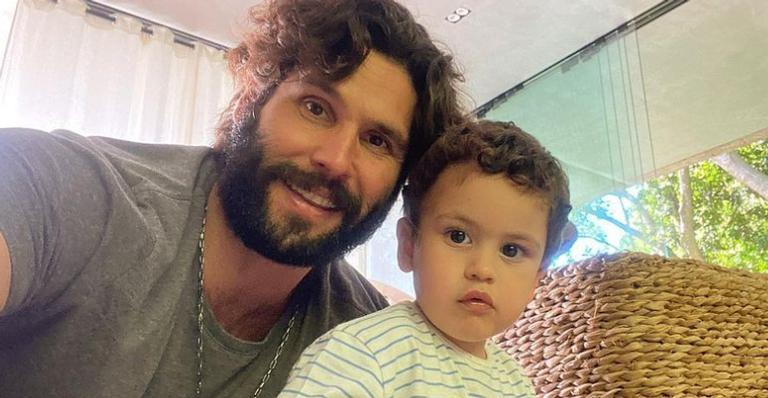 Dudu Azevedo se diverte com o filho, Joaquim, em passeio de bicicleta e se declara: ”Feliz”