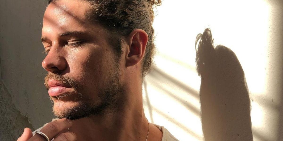 Ousado! José Loreto tira a roupa e posta foto pelado em meio à natureza: ”Tbt”
