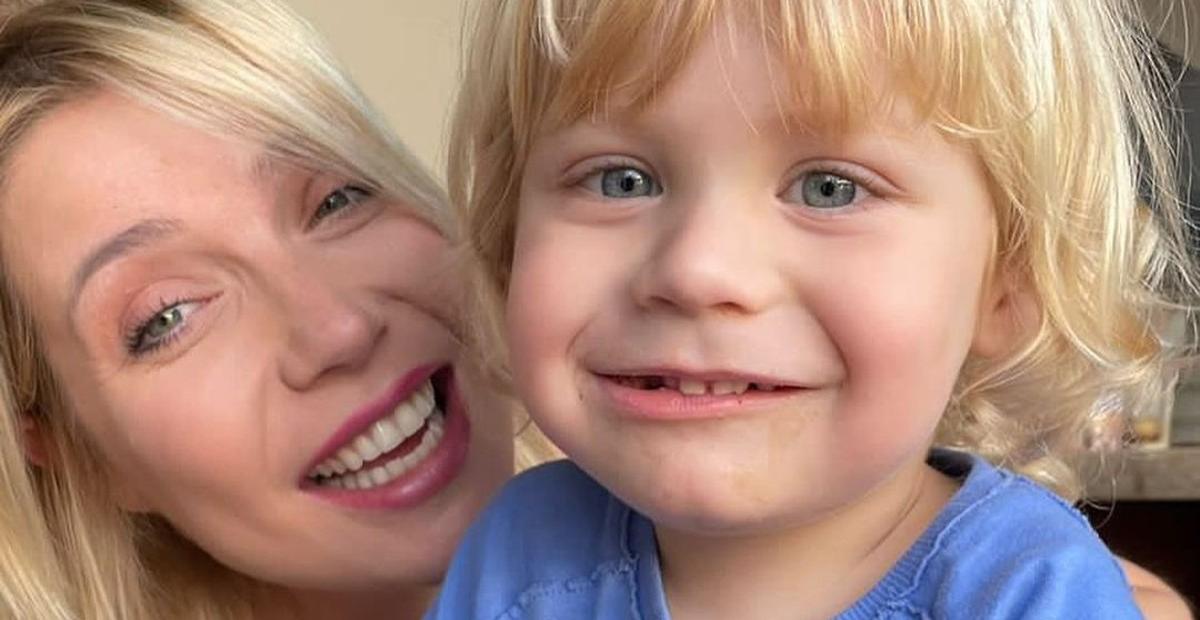 Luiza Possi publica selfie com Lucca e dispara: ”31 dias pra esse guri se tornar irmão mais velho”