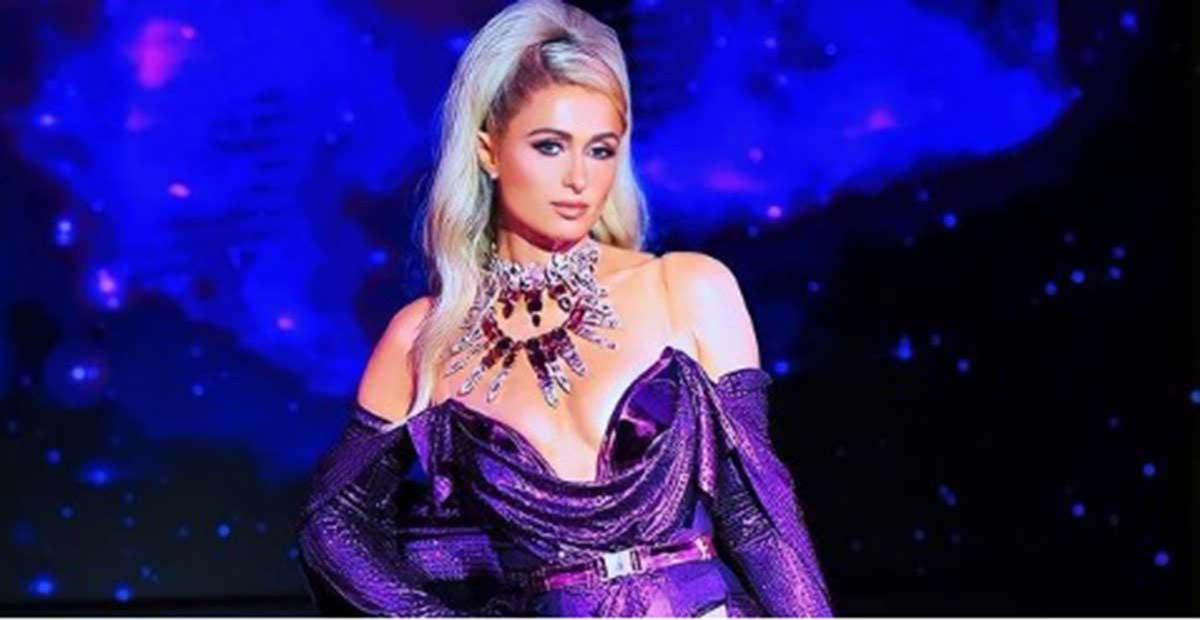 Com look arrojado, Paris Hilton brilha na passarela da Semana de Moda de Nova York