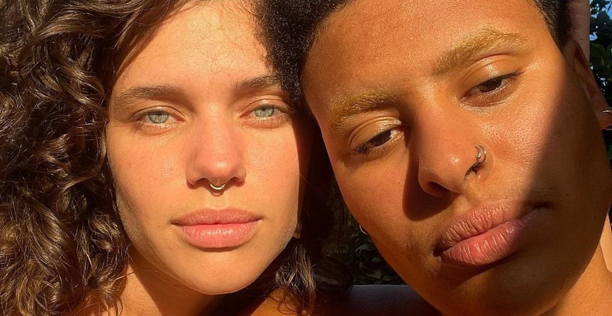 Bruna Linzmeyer posta clique ao lado da namorada e se declara: ”Minha amorzinha”