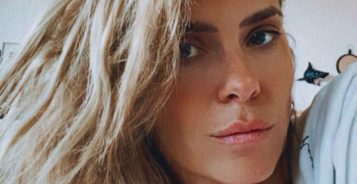 Em clique raro, Carolina Dieckmann posa coladinha ao lado da família e se declara: ”Tão amada”