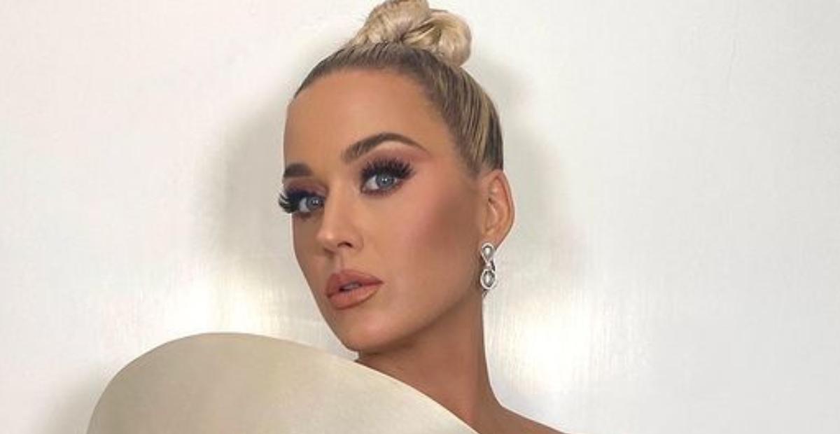 Confira os 5 looks mais elegantes e grifados usados por Katy Perry no American Idol