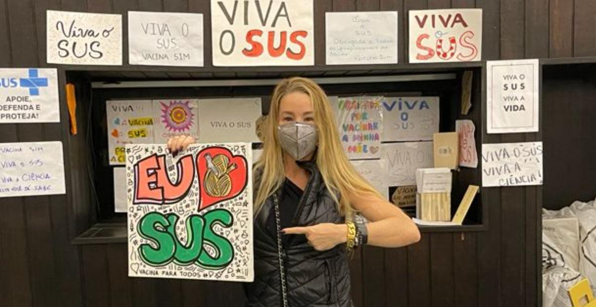 Danielle Winits toma segunda dose da vacina contra a covid-19 e dispara: ”Não vivemos numa bolha”